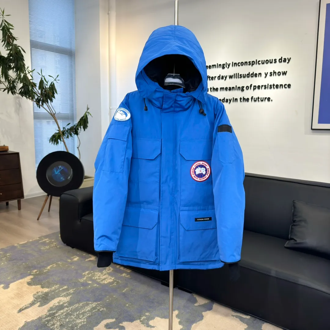 P800 Beichen White / 2008 Expedition Parka 4660M Product color: black, off-white, red, sand pink, sky blue, graphite gray, Beichen white, navy, sky blue, gray camouflage gray black label Product size: XS, S, M, L, XL, XXL Expedition was originally a parka designed for scientists at the McMurdo Research Station in Antarctica. Whether your next journey takes you into the frozen urban jungle or across uncharted ice fields, wear Canada Goose's Expedition Parka and get proven results year after year in Antarctica by the National Science Foundation's Center for Polar Research.  Material list: 1⃣ Uses Y-shaped Velcro imported from Taiwan (exclusive in the market) 2⃣ Uses 18-count polyester-cotton blended fabric imported from South Korea (authentic synchronized fabric) 3⃣ National standard 80% white duck down, (zp uses 80% white duck down/90% of all boasts are fake) 4⃣ Western Canadian coyote hair (non-market dyed fox hair filled with wolf hair) Material analysis characteristics: 1⃣ The original/polyester-cotton fabric has a high polyester fiber content, and the polyester-cotton fabric has high heat and light resistance and good stability. It has bright colors, high fiber strength, durability, light resistance, heat resistance, and straightness. 2⃣ As we all know, the original version uses 80% white duck down. The fill power refers to the cubic inches of volume occupied by each ounce (30 grams) of down under certain conditions. If one ounce of down occupies 500 cubic inches, the fill power of the down is 500. So we can simply understand it as: fill power is the volume of down, and the volume of down is fill power. The higher the fill power of down, it means that under the same filling amount, down can fix a larger volume of air layer to keep warm and insulate, so the warmth retention of down is better. 3⃣ Western Canadian coyote hair, "large range of selected neck hair" is soft and fluffy, each wolf hair is 60-63 long / 14-16 wide at the peak, this width + preferred parts. It is basically unmatched by the same industry